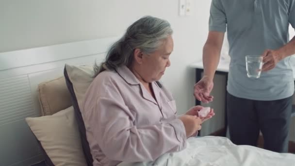 Média Tiro Idoso Asiático Homem Dando Sua Esposa Doente Pílulas — Vídeo de Stock