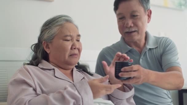 돌보는 아시아의 남편을 돌보는 아내와 그녀의 찻잔의 집에서 — 비디오