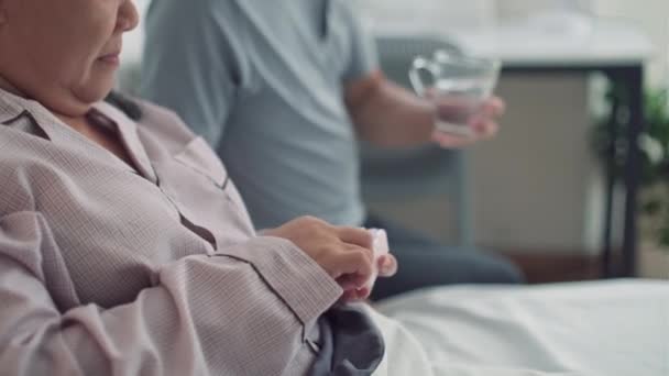 长者因感冒而接受治疗 并与有爱心的丈夫同床休息时 应加大注射力度 — 图库视频影像
