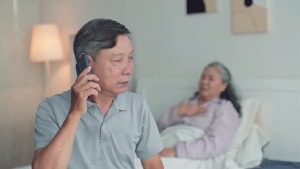 Mann Ruft Krankenwagen Wenn Neben Seiner Älteren Frau Mit Asthmaanfall — Stockvideo
