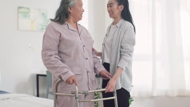 Retrato Filha Asiática Ajudando Sua Mãe Ficar Com Ajuda Andarilho — Vídeo de Stock