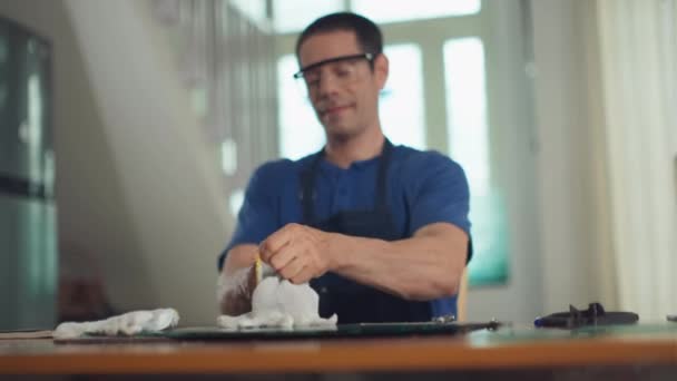 Mittlere Aufnahme Eines Kaukasischen Handwerkers Der Schutzhandschuhe Anzieht Während Arbeitstisch — Stockvideo