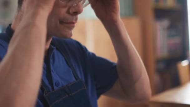 Incline Tiro Trabalhador Vidro Colocando Óculos Proteção Enquanto Trabalhava Oficina — Vídeo de Stock