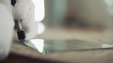 Stüdyodaki çalışma yerinde oturan cam kesicisinin ellerini kapat.