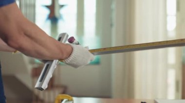 Tanımlanamayan usta, atölyede resim yaparken özel bir aletle cam keserken görüntülenmiş.