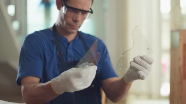 Glassware 스튜디오에서 일하는 유리의 조각의 표면을 비교하는 전문가의 기울이십시오 — 비디오