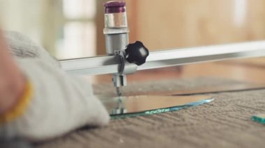 Cam boyutu ölçülen cam uzmanlarının ellerini cam atölyesinde çalışırken kesecekleri kadar yakın.