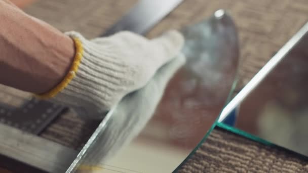ワークショップでの工芸中に切断ガラスの小さな部分を分離する男性の手のクローズアップ — ストック動画