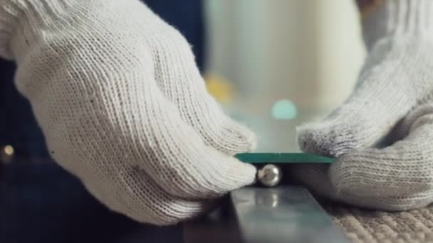 Menutup Tangan Dari Puttier Dalam Sarung Tangan Membelah Kaca Menjadi — Stok Video