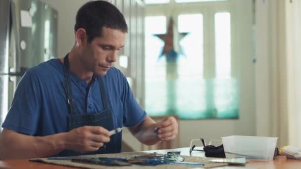 Tiro Medio Artesano Aplicando Pegamento Pieza Vidrio Azul Mientras Hace — Vídeos de Stock