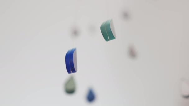 中天井から掛かるカラフルなガラスから作られた滴の近く — ストック動画