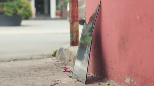 男性专家在街上取出旧玻璃碎片再利用它们来制作艺术品 — 图库视频影像