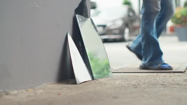 Homem Irreconhecível Colocando Espelhos Antigos Sua Bolsa Conceito Reutilização Material — Vídeo de Stock