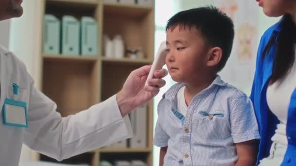 Cultivado Disparo Pediatra Comprobar Temperatura Niño Asiático Mientras Está Sentado — Vídeos de Stock