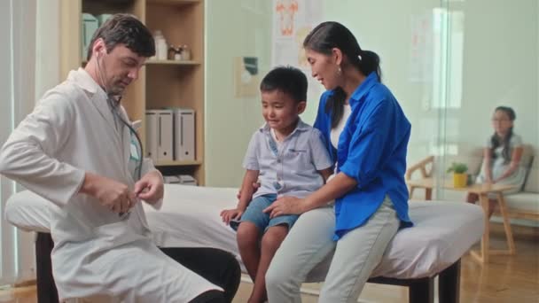 Średnie Ujęcie Lekarza Płaszczu Słuchającego Jak Chore Dzieci Oddychają Siedząc — Wideo stockowe