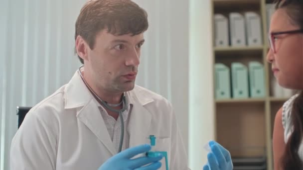Medium Shot Male Doctor Reassuring Teenage Girl Injecting Vaccine Her — Stock Video