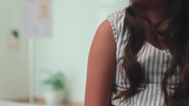 Kızların Kollarını Aşıdan Önce Pamuk Çubuk Alkolle Temizlerken Tanınamayan Bir — Stok video