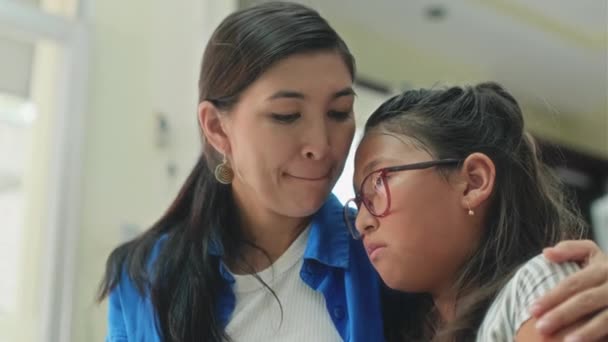 Közepes Közelről Támogatja Ölelgeti Tinédzser Lányát Miközben Klinikán Várja Találkozót — Stock videók