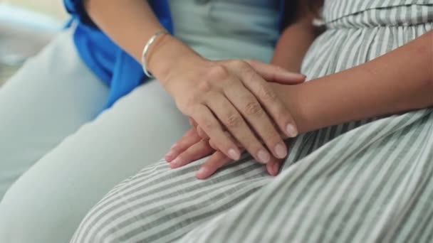 Close Mãe Segurando Filhas Mão Apoiá Enquanto Sentado Algum Lugar — Vídeo de Stock