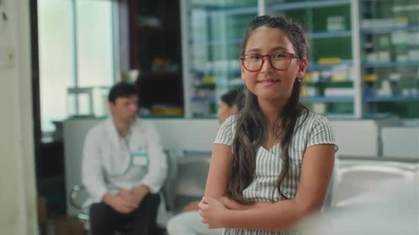 Portret Uśmiechniętej Nastolatki Patrzącej Kamerę Stojącej Szpitalu Lekarzem Jej Matką — Wideo stockowe