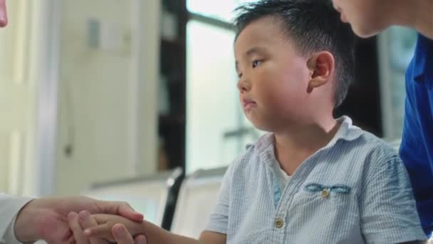 Медицинский Работник Белой Форме Осматривает Руку Больного Мальчика Время Осмотра — стоковое видео