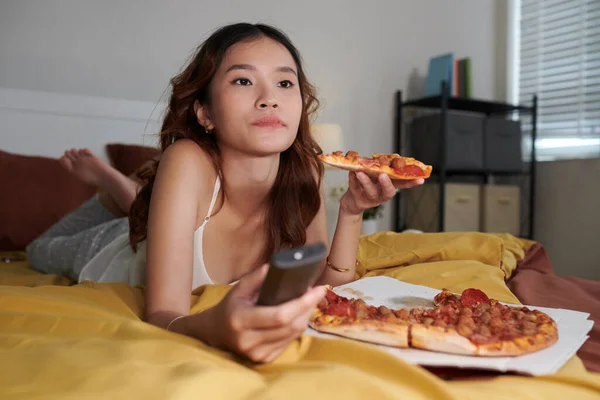 Fata Care Mănâncă Pizza Uită Televizor Acasă Atunci Când Odihnește — Fotografie, imagine de stoc
