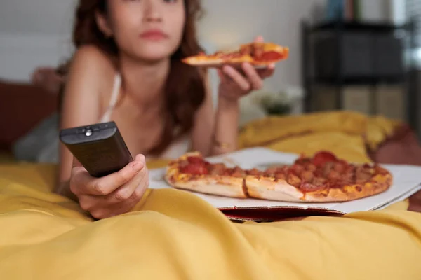 Imagen Recortada Joven Mujer Relajándose Cama Casa Comiendo Pizza Viendo —  Fotos de Stock