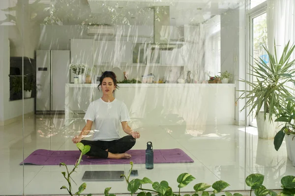 自宅で朝の瞑想を楽しんでいる若い女性にフィット — ストック写真