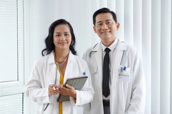 Tıp Kliniğinde Duran Tabletli Doktorların Portresi — Stok fotoğraf