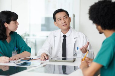 Doktor her gün hemşirelerle konuşuyor.