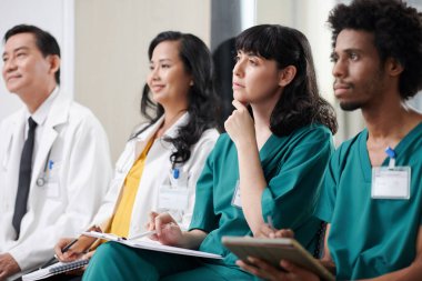 Bir grup tıp çalışanı yeni gereksinimler üzerine konferansı ziyaret etti