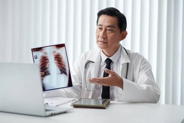Arzt Zeigt Brust Röntgen Bei Gespräch Mit Patient Online Meeting — Stockfoto