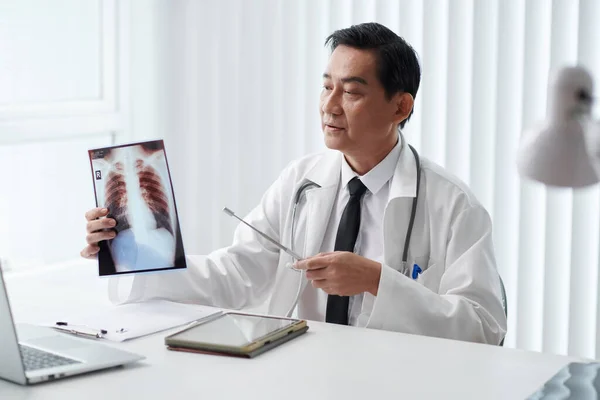 Arzt Zeigt Bei Online Gespräch Mit Patientin Auf Brust Röntgen — Stockfoto