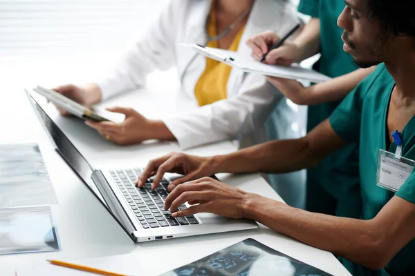 Krankenschwester Füllt Dokument Auf Laptop Aus Und Gibt Informationen Über — Stockfoto