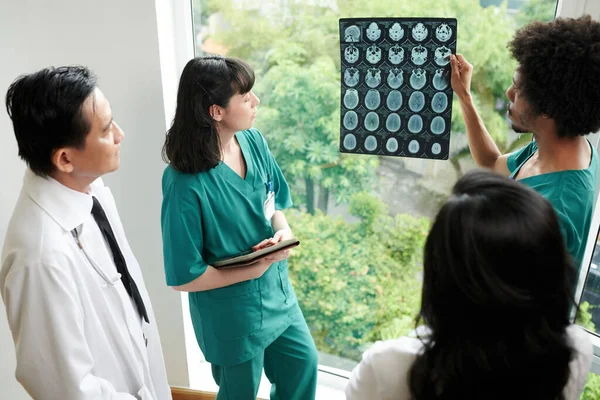 Group Medical Workers Gathered Discuss Ray Image Spine Discs — Stock Photo, Image