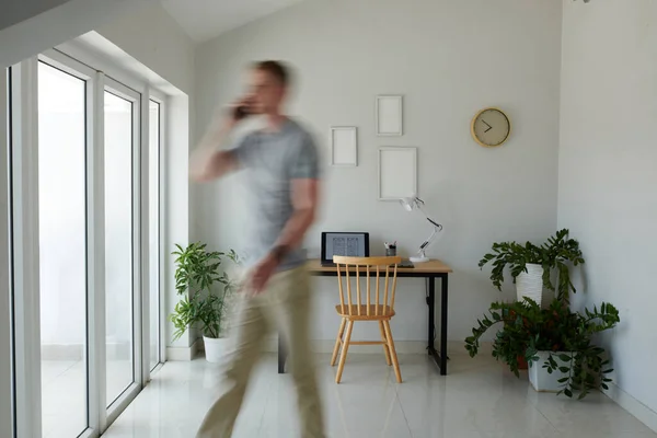 Movimiento Borroso Del Hombre Hablando Por Teléfono Caminar Oficina Casa — Foto de Stock
