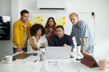 Ekibine ürün sunumu yapan bir iş adamı etrafında toplandı.