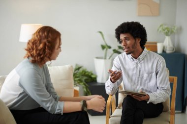 Danışman, müşteriyle stresli işi hakkında konuşuyor.