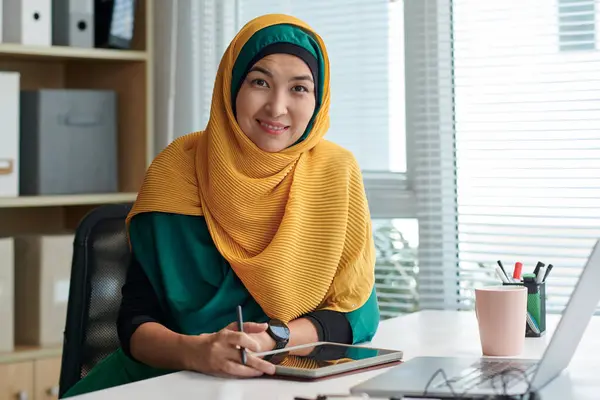 Portrait Femme Affaires Musulmane Gaie Remplissant Formulaire Sur Tablette — Photo
