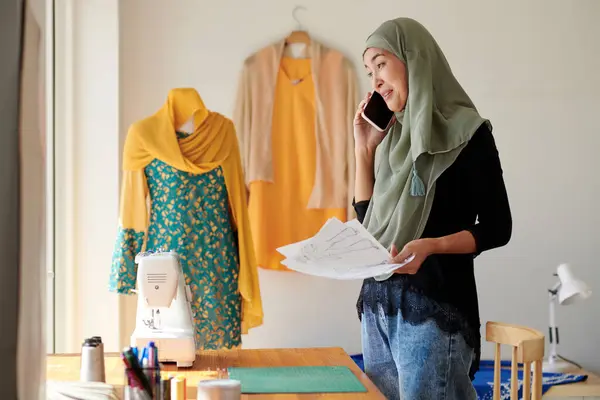 Joyeux Créateur Mode Musulman Tenant Des Croquis Parlant Téléphone Avec — Photo
