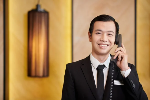 Porträt Einer Positiven Hotelrezeptionistin Die Mit Einem Gast Telefoniert — Stockfoto