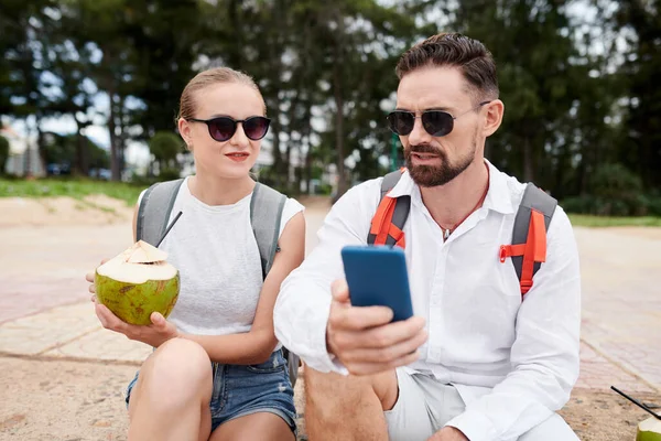 Tourists Sunglasses Resting Outdoors Drinking Coconut Cocktails Planning Day — Stock Photo, Image