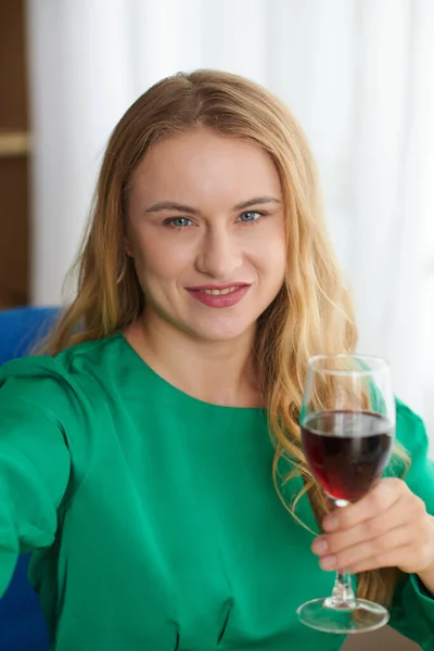 Bir Bardak Kırmızı Şarapla Selfie Çeken Gülümseyen Genç Kadını Portresi — Stok fotoğraf