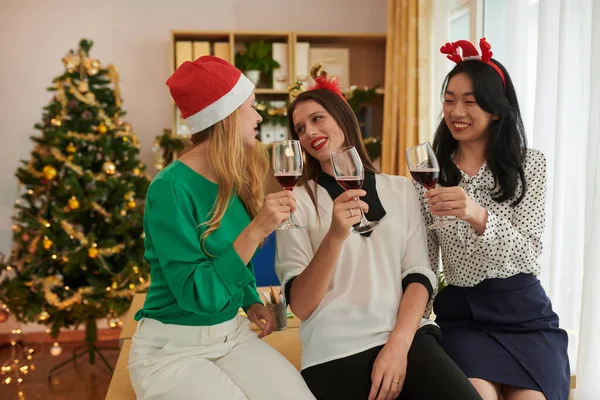 Группа Деловых Женщин Празднующих Рождество Офисе Пьющих Вино Беседующих — стоковое фото