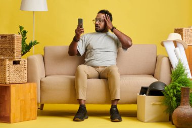 Şok olmuş adam akıllı telefon ekranında bildirimi okuyor