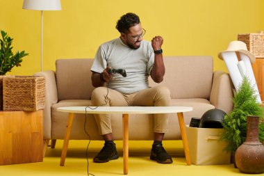 Heyecanlı duygusal adam video oyununda kazandıktan sonra zaferi kutluyor