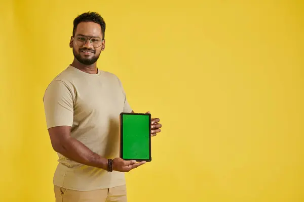 Desarrollador Software Excitado Mostrando Tableta Digital Con Pantalla Verde — Foto de Stock