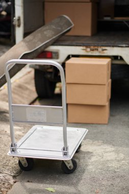 Karton kutularla karavanın yanına araba taşımak, taşınma konsepti.