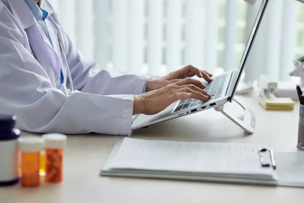 Beskuren Bild Överläkare Som Arbetar Laptop Vid Skrivbordet Läkarmottagningen — Stockfoto