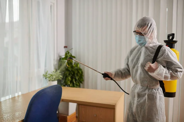 Trabajadores Servicios Control Plagas Desinfectando Casa Del Cliente —  Fotos de Stock